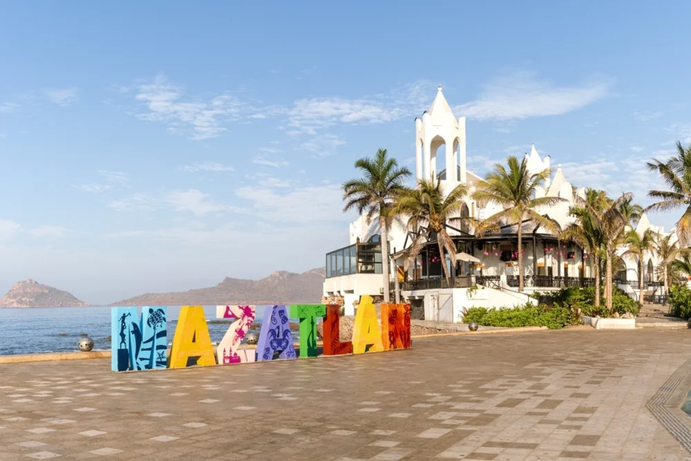 Vista panorámica de la ciudad de Mazatlán a lo lejos
