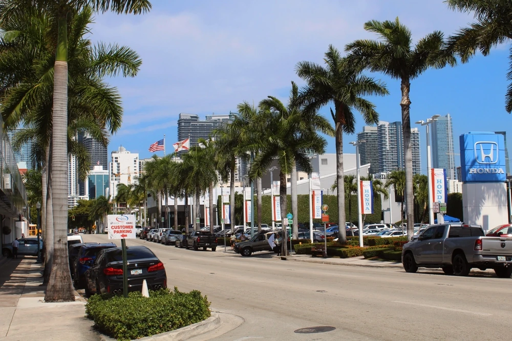 Calle Ocho en Miami en un día soleado.