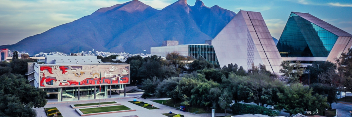 Vista panorámica del Polo Tecnológico de Monterrey, con el Cerro de la Silla de fondo