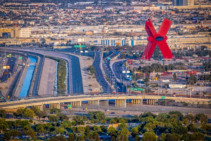 Letrero clásico de Las Vegas con el mensaje "Welcome to Fabulous Las Vegas, Nevada", rodeado de palmeras.