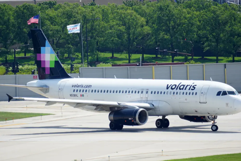 Avión de Volaris en el aeropuerto de Cancún