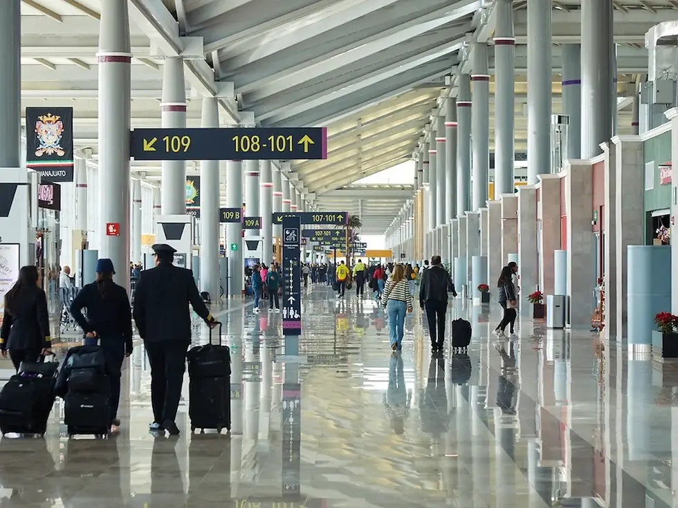Personas caminando dentro del aeropuerto de México