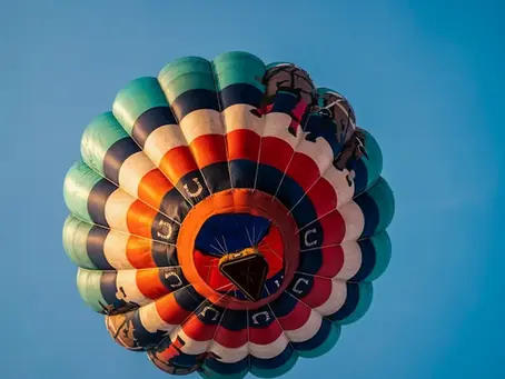 Paseo en globo aerostático, una de las mejores actividades sobre qué hacer en León con niños