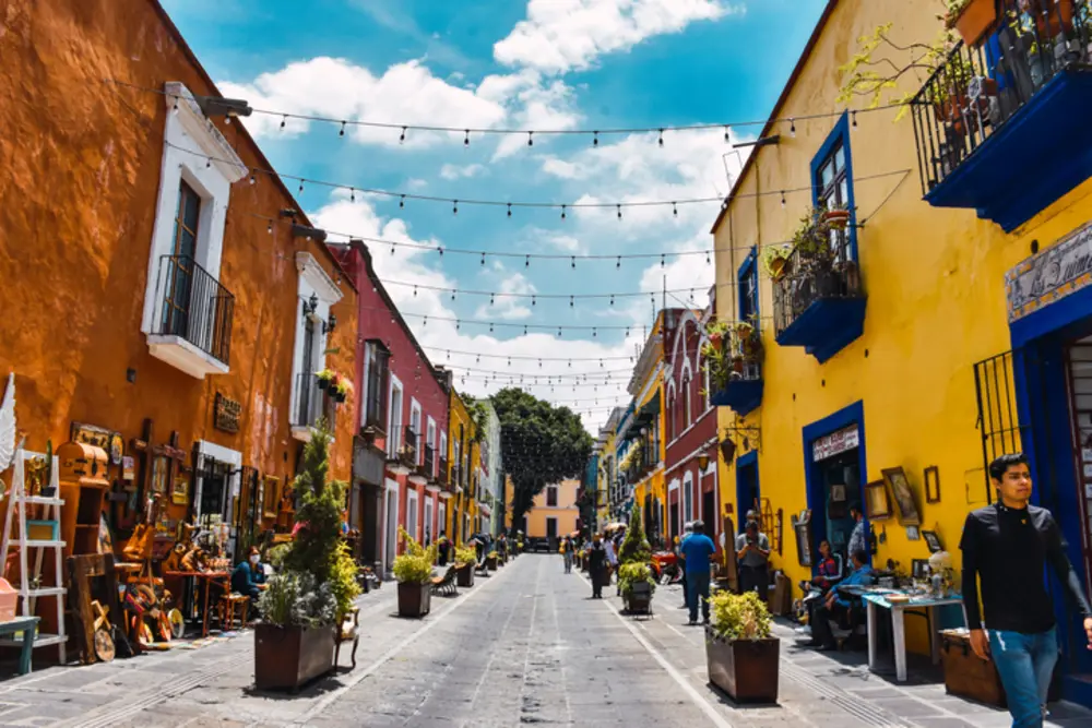 Callejón de los Sapos en un día soleado, Puebla