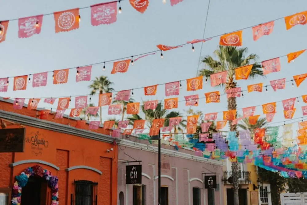 Banderines mexicanos colgados desde los techos de edificios coloniales en el centro histórico de San José del Cabo