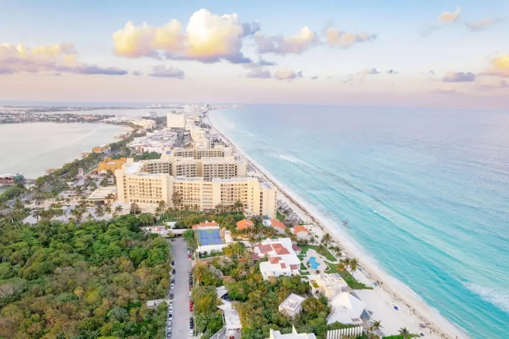 Un grupo de amigas disfrutan en las playas de Cancún