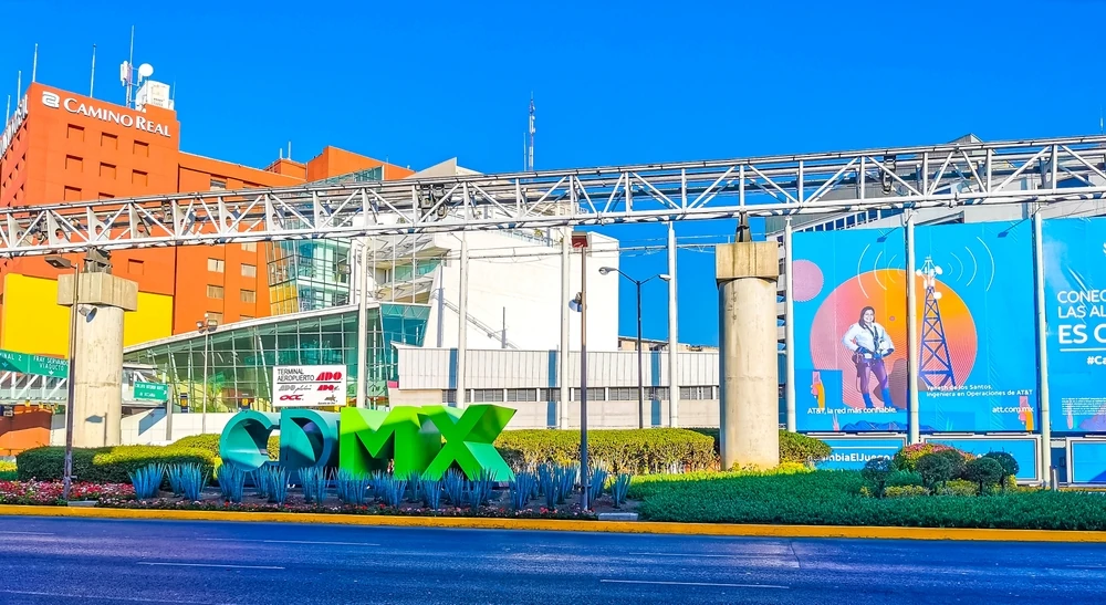 Cartel de la CDMX en las afueras del Aeropuerto Benito Juárez.