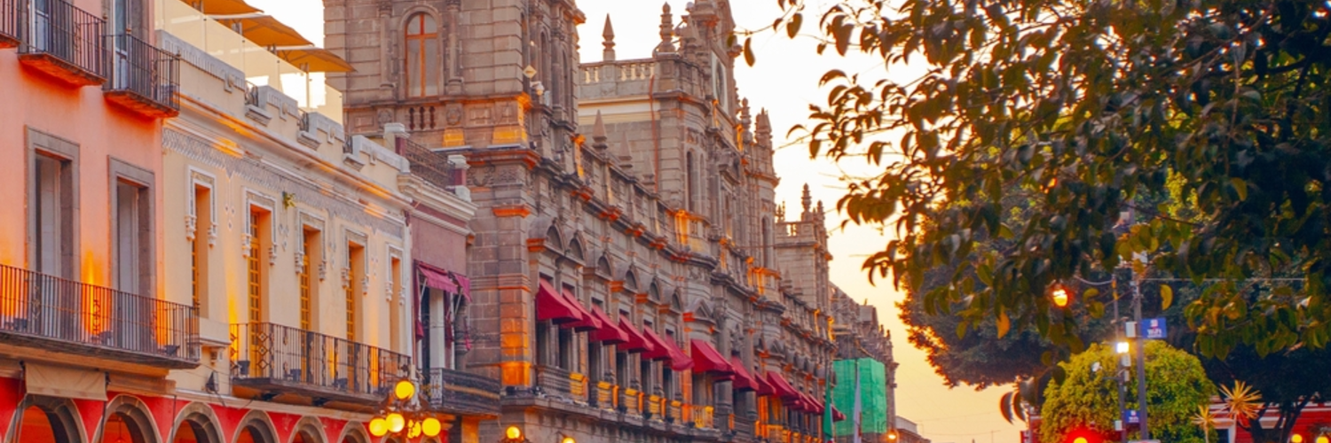 Calles coloniales del centro histórico de Puebla al atardecer