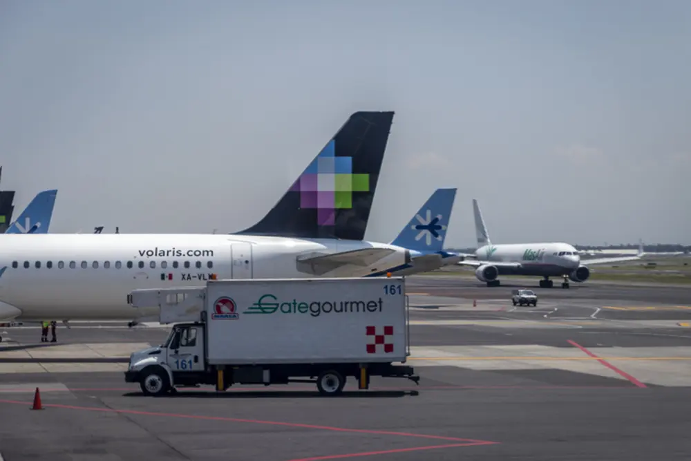 Avión de Volaris en la pista del aeropuerto de Puebla