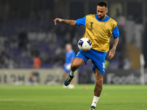 "Neymar retorna aos gramados pelo Al Hilal após um ano afastado."
