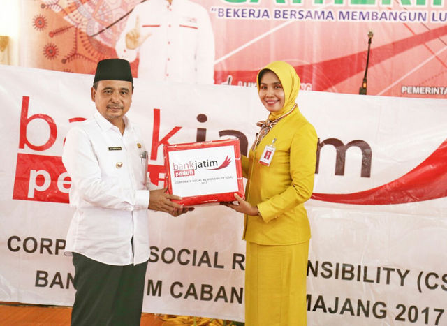 Penyerahan Bank Jatim Peduli berupa Pemb