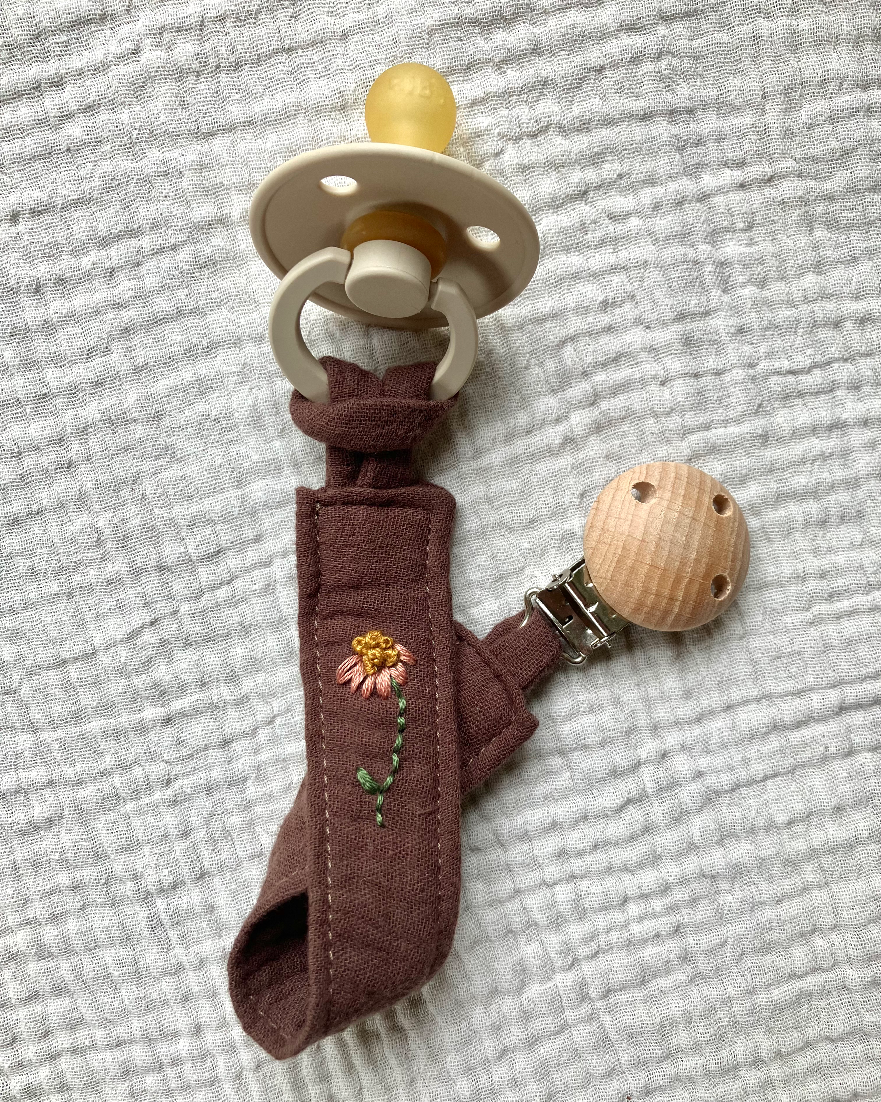 Suttesnor m. broderi, blomst 