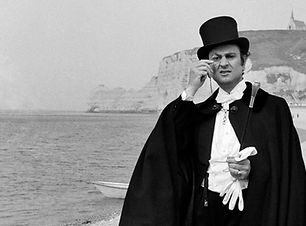 1379013-georges-descrieres-en-arsene-lupin-sur-la-plage-d-etretat-en-1973 (1).jpg
