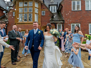 How to Pose for Wedding Photos Naturally and Beautifully