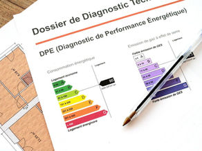 une feuille de dpe posée sur un table avec un stylo par dessus