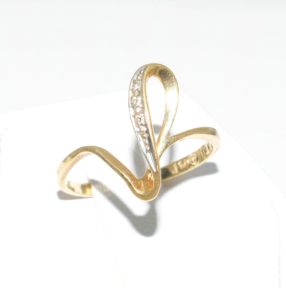 Retro Loop Ring with Diamond Accent