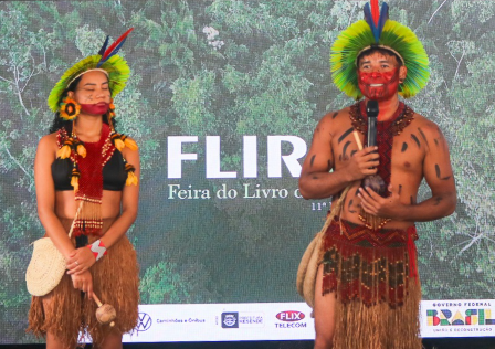 Contação de histórias e cantorias com Arassari Pataxó,  cacique da Aldeia Tatu