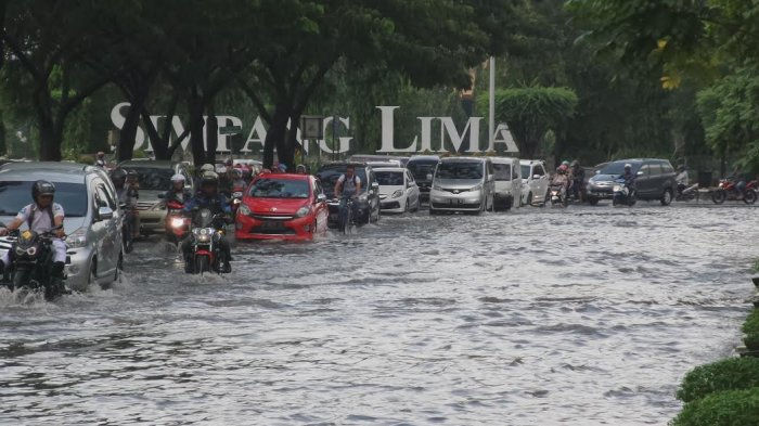 Banjir di Jalan Protokol Kota Semarang, Kepala BPBD Sebut Perbaikan Saluran Drainase Belum Kelar