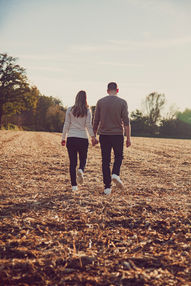 Paar geht über Stppelfeld, Paarshooting Little Big Moments Fotografie, Rheda- Wiedenbrück