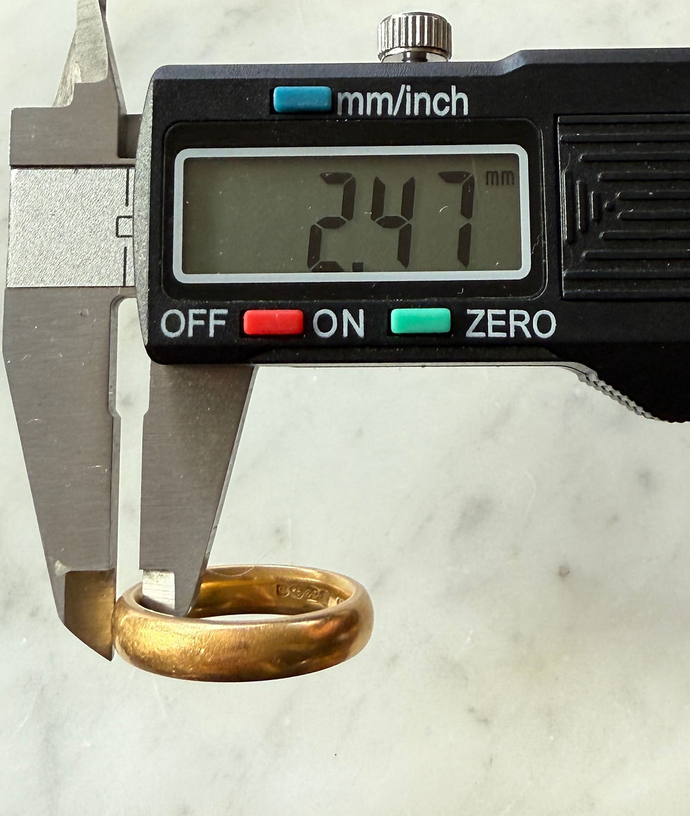Thumbnail: Vintage (1928) 22ct Gold Donut Band