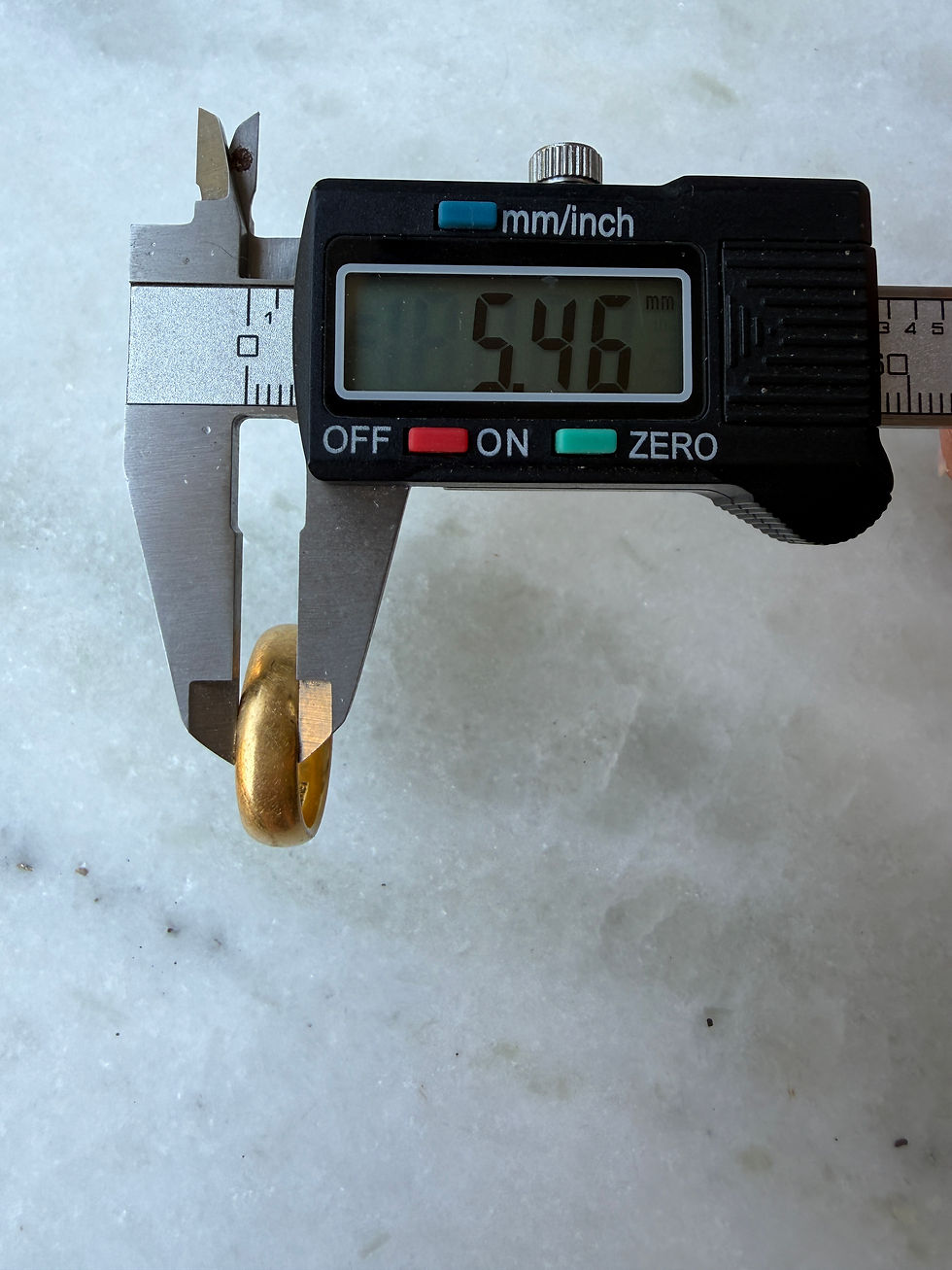 Thumbnail: Vintage (1960) 22ct Gold Band (L 1/2)