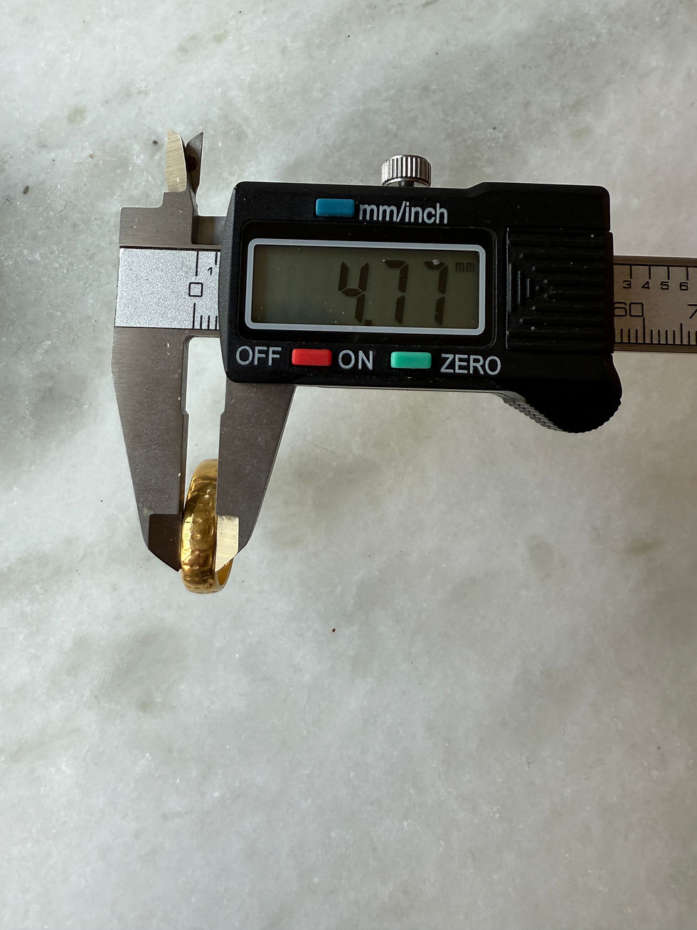 Thumbnail: Vintage (1965) 22ct gold Engraved band (UK J)