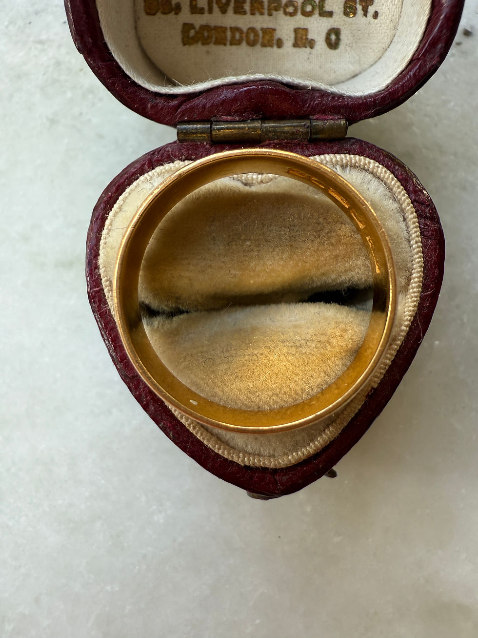 Thumbnail: Vintage (1959) 22ct Gold Engraved Band (UK Q 1/2)