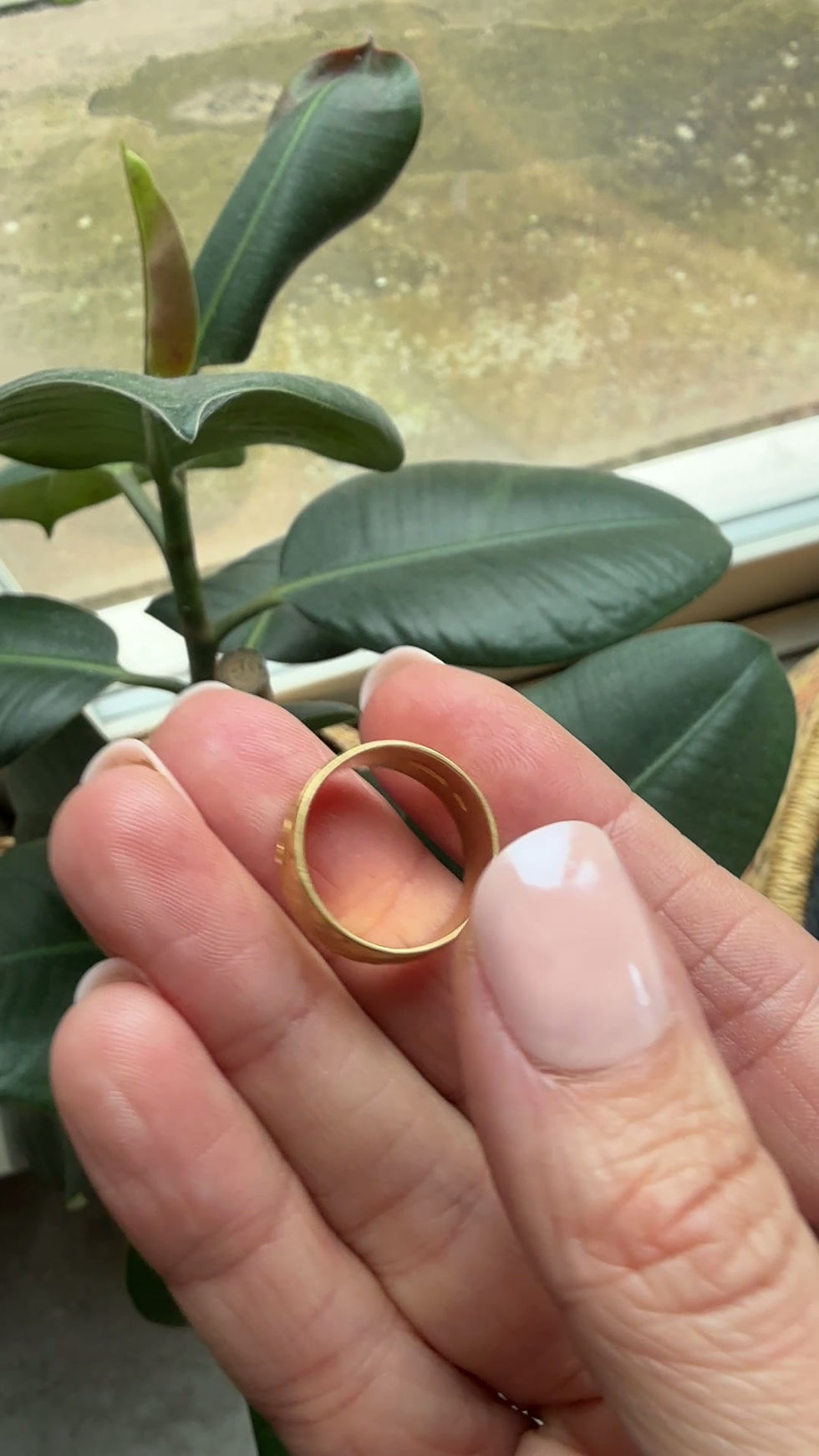 Thumbnail: Vintage (1987) 18ct Gold Engraved Cigar Band (UK K.5)