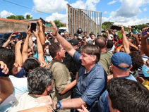 Flávio Dino mita, e multa Bolsonaro por aglomerar no Maranhão
