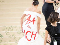 Alexandra Ocasio-Cortez, deputada americana, defende "taxar ricos" em vestido, no Met Gala