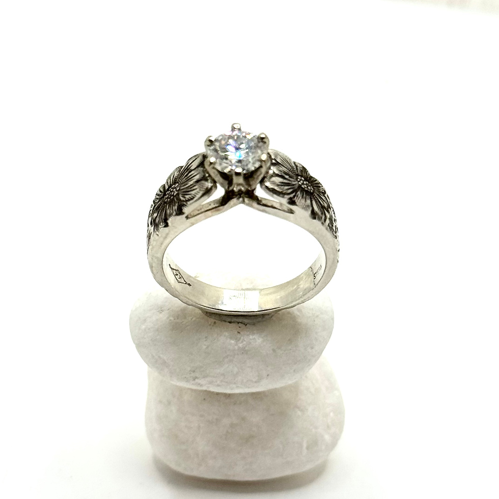 Thumbnail: Cathedral Engraved Ring
