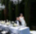 Eine Braut neben einem gedeckten Tisch für eine Hochzeit