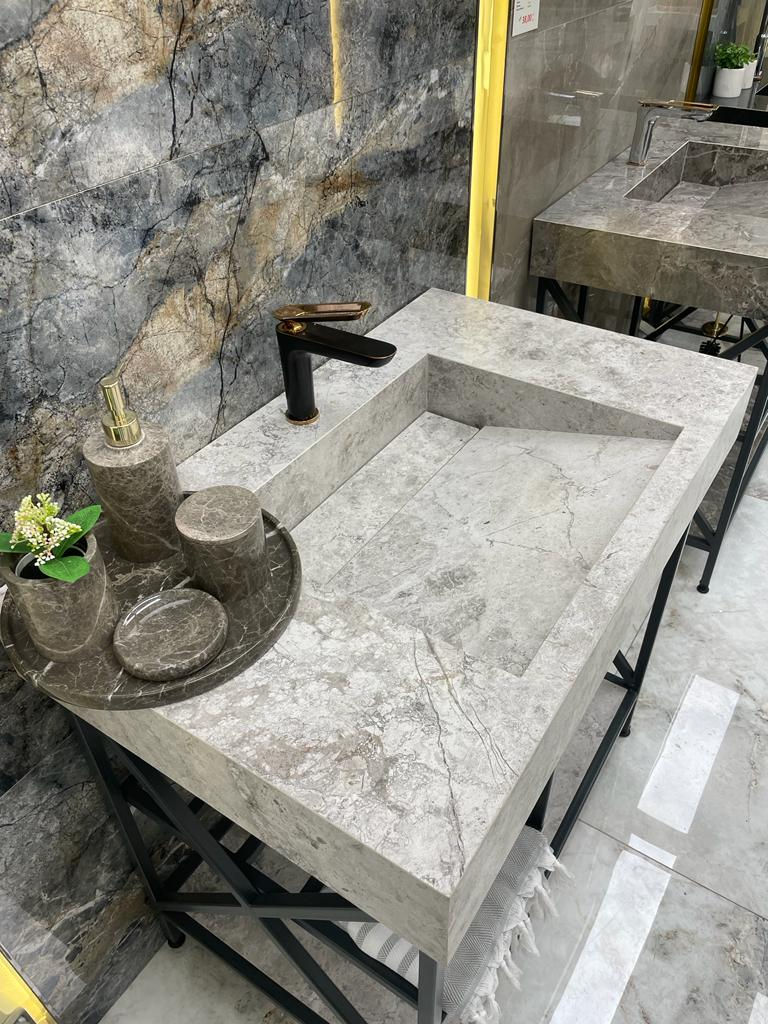 Thumbnail: Lavabo sur pieds en céramique