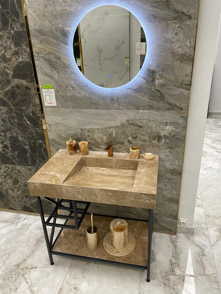 Thumbnail: Lavabo sur pieds en céramique