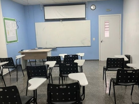 Entre notificações e cadernos: como telas desafiam a aprendizagem nas escolas