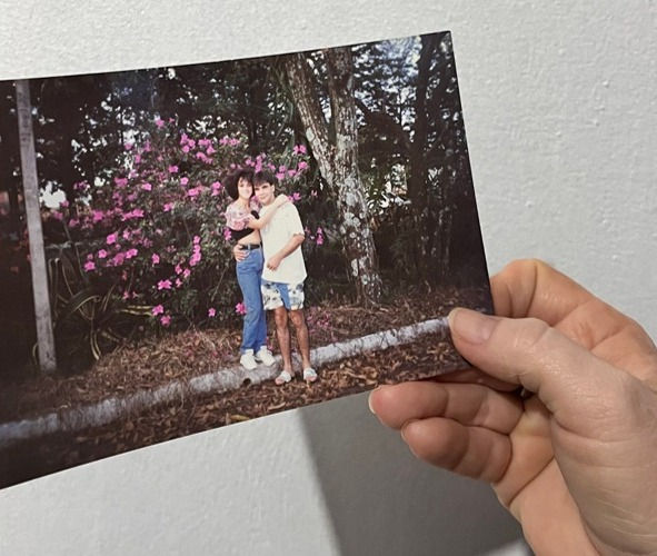 Com o retrato nas mãos, Magda relembra os momentos vividos, que agora são eternizados na memória.  | Crédito da foto: Eduarda Goes