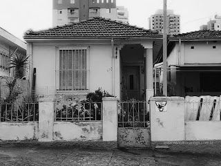 Grades e portões não guardam apenas os moradores de uma residência, mas também seus segredos, medos e histórias. Imagem: reprodução