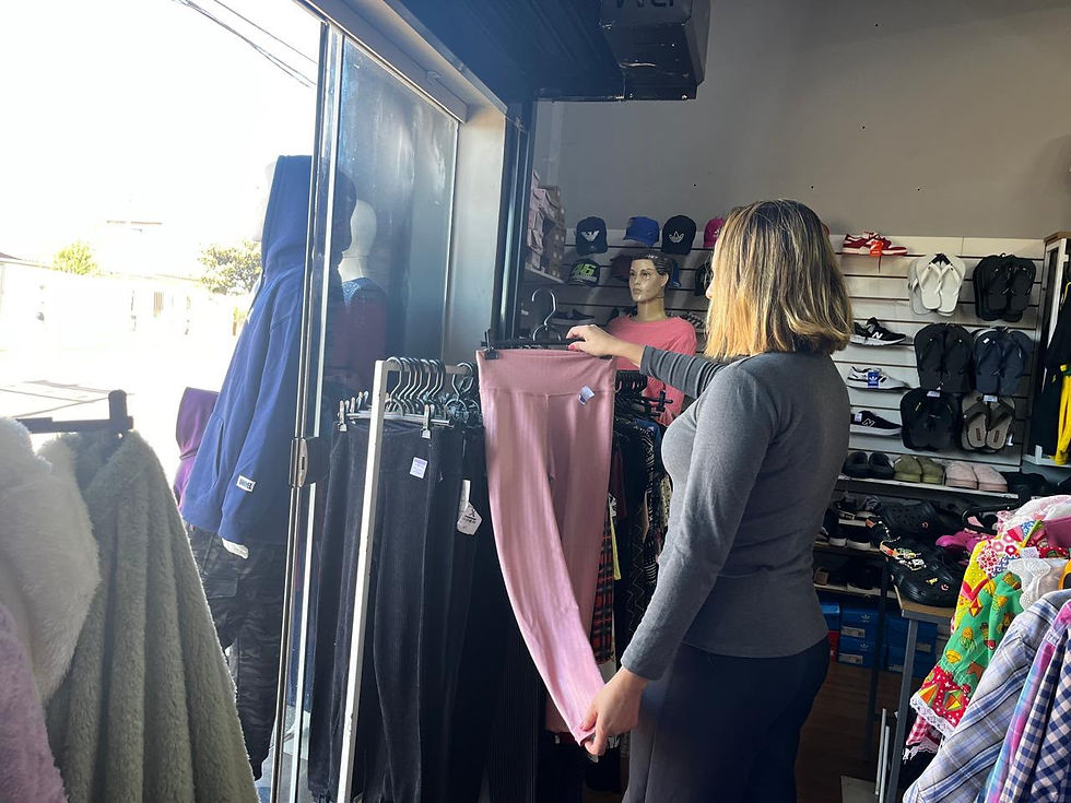 Regiane da Silva Oliveira organiza peças na Regi Modas. Promoções ajudam a movimentar o caixa em meses de aluguel e custos fixos mais altos | Crédito da foto: Jéssica Carvalho