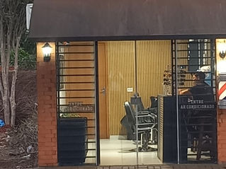 Barbearias transformam cortes em autoestima
