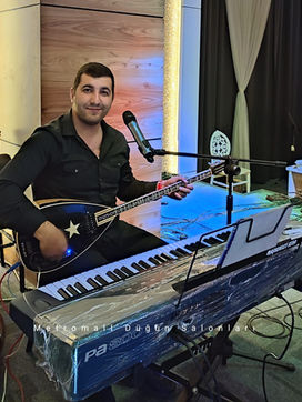 Ankara saz ekibi üyesi klavye ve bağlama çalarken
