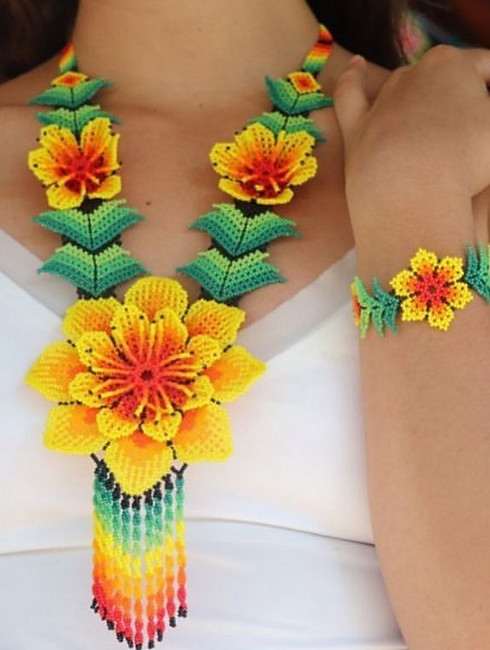 Collar hecho a mano de flores