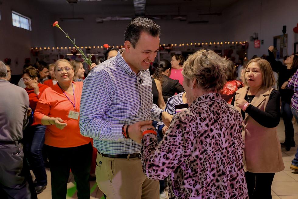 Bonilla convive con adultos mayores en el “Baile de Corazones” de la zona sur