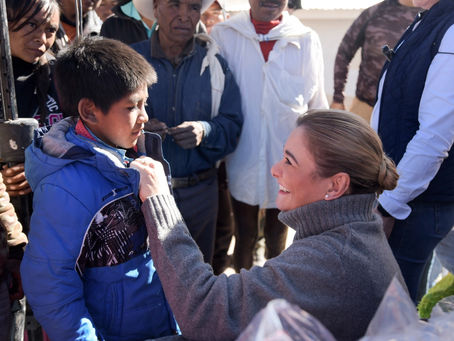 Maru Campos entrega 20 toneladas de maíz y frijol a familias de Batopilas durante Megaposada Navideña