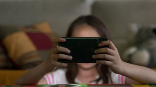 Alertan en Cuauhtémoc por exposición de menores a contenido violento y sexual en redes sociales