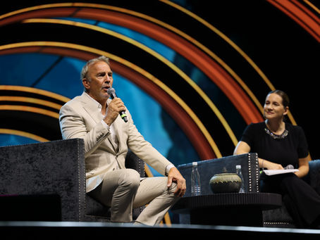 No midan su éxito por un año o calendario: Kevin Costner a becarios en "México Siglo XXI''