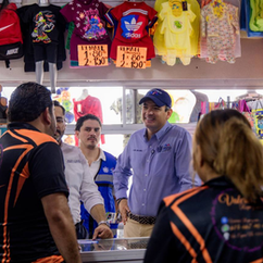 Bonilla recorre comercios de la avenida Equus para acercar apoyos a emprendedores