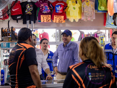 Bonilla recorre comercios de la avenida Equus para acercar apoyos a emprendedores