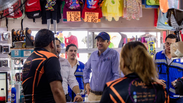 Bonilla recorre comercios de la avenida Equus para acercar apoyos a emprendedores