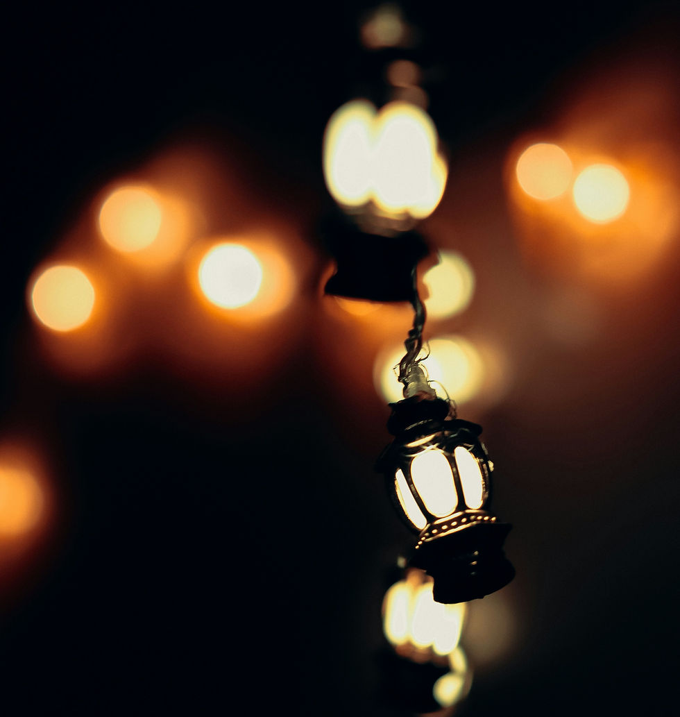 Sudut ruang makan dengan lampu LED gantung warna hangat yang menyala saat maghrib