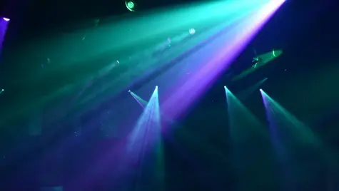 Berapa Jarak yang Tepat? Ini Jawabannya agar Lampu Sorot Anda Tidak Menghasilkan Bayangan Aneh di Dinding